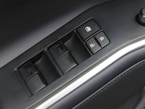 Used 2023 Toyota Highlander XLE AWD/4WD image 18