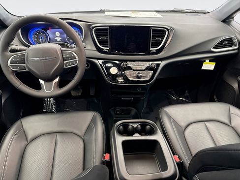 Used 2026 Chrysler Pacifica Select image 14