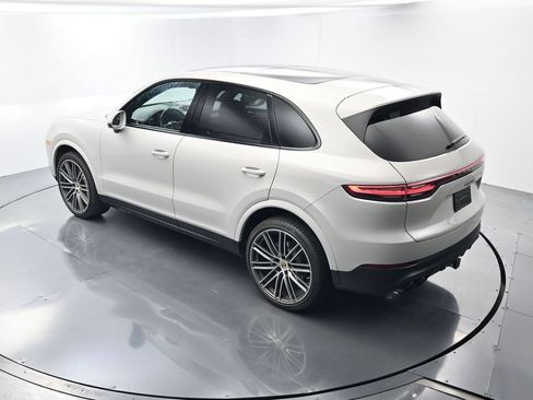 Certified 2023 Porsche Cayenne Platinum Edition AWD/4WD image 34