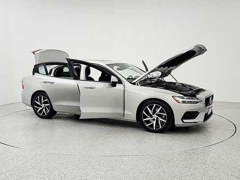 Used 2020 Volvo S60 T5 Momentum FWD image 10