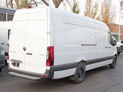 Used 2025 Mercedes-Benz Sprinter 2500 image 2