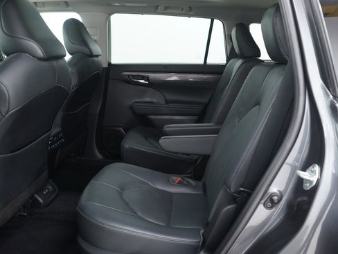 Used 2021 Toyota Highlander Platinum image 16
