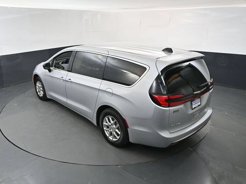 Used 2024 Chrysler Pacifica Touring-L FWD image 31