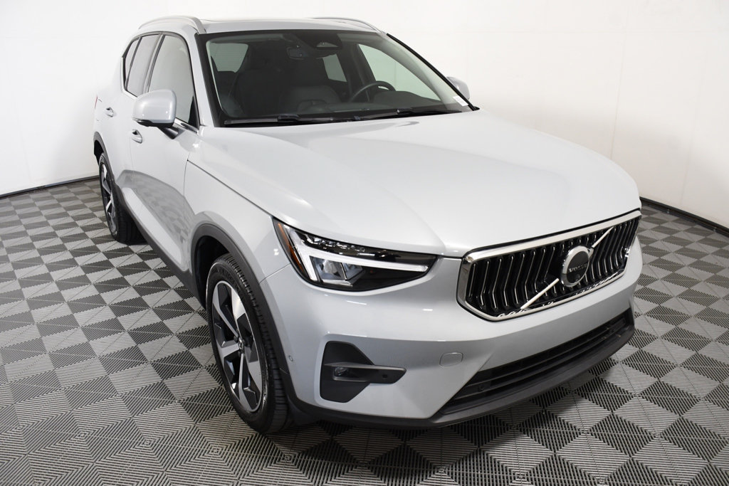 Used 2025 Volvo XC40 B5 Plus AWD/4WD image 9