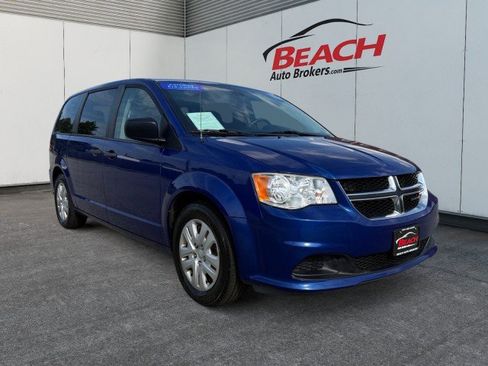 Used 2019 Dodge Grand Caravan SE w/ UConnect Hands-Free Group FWD image 3