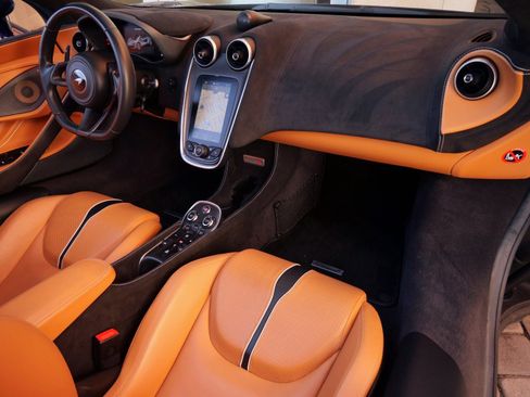 Used 2019 McLaren 570S Spider image 10