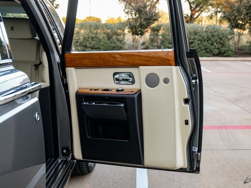 Used 2014 Rolls-Royce Phantom Sedan image 85
