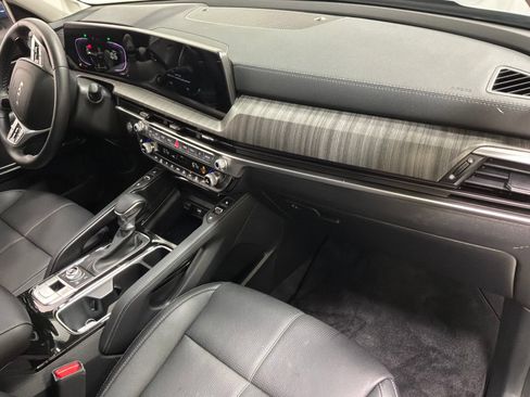 Used 2025 Kia Telluride EX w/ EX Captain's Chair Package AWD/4WD image 16