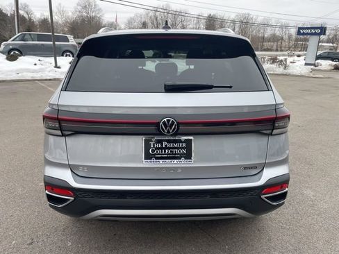 Certified 2025 Volkswagen Taos SE w/ Panoramic Sunroof Package image 3