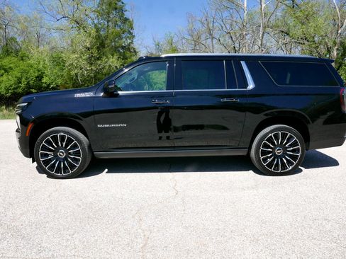 Used 2025 Chevrolet Suburban High Country image 2