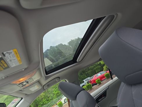 Used 2020 Toyota RAV4 XLE w/ Convenience Package FWD image 31