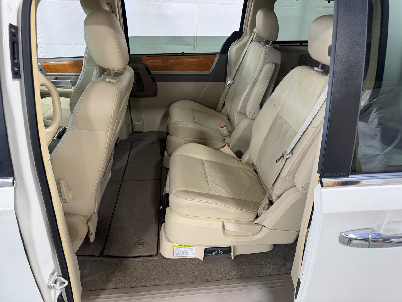 Used 2008 Chrysler Town & Country Limited w/ Entertainment Group #3 FWD image 19
