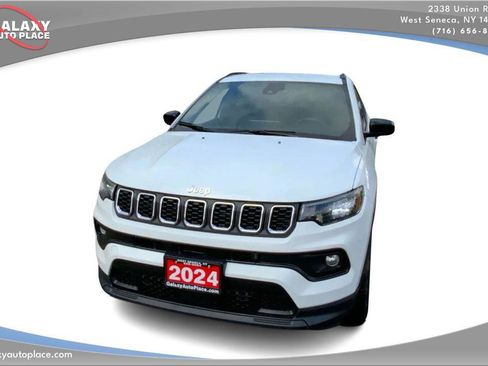 Used 2024 Jeep Compass Latitude AWD/4WD image 2