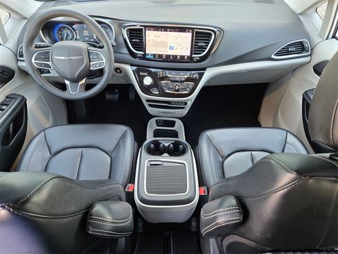 Used 2024 Chrysler Pacifica Touring-L image 16