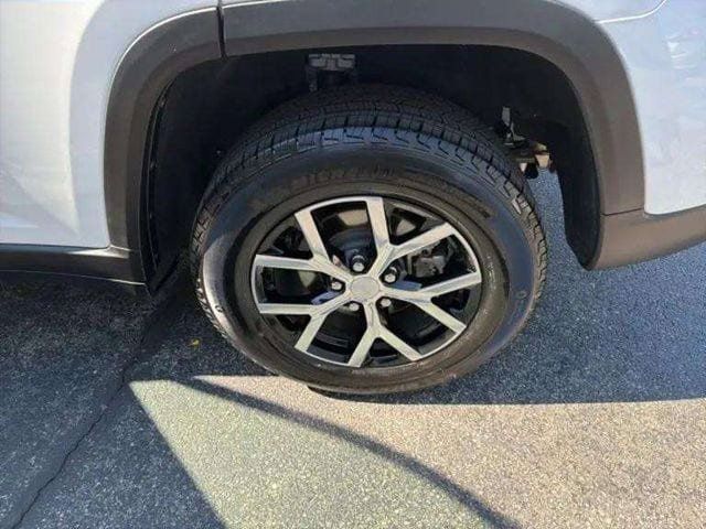 Used 2025 Jeep Grand Cherokee Limited AWD/4WD image 17