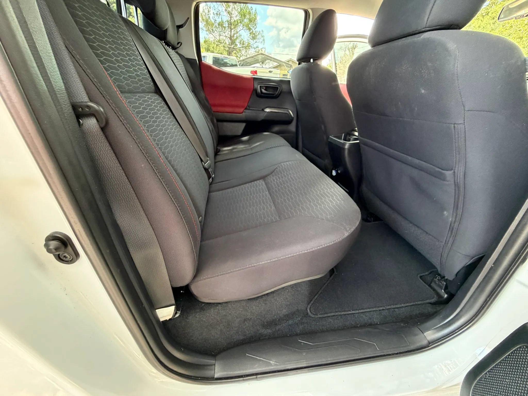 Used 2018 Toyota Tacoma SR5 AWD/4WD image 15