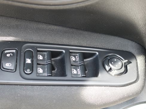 Used 2018 Jeep Renegade Latitude w/ UConnect 8.4 Nav Group image 14