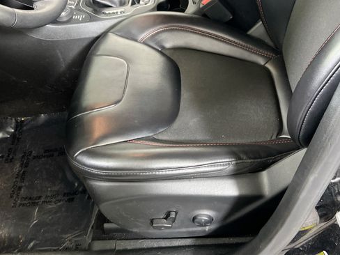 Used 2022 Jeep Cherokee Trailhawk AWD/4WD image 18