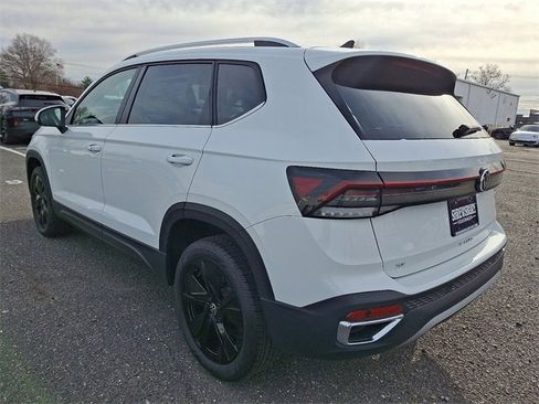 New 2026 Volkswagen Taos SE image 3