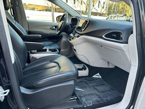 Certified 2023 Chrysler Pacifica Touring-L FWD image 31