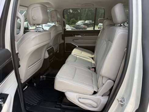 Used 2022 Jeep Wagoneer Series II AWD/4WD image 18