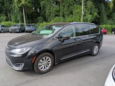 Used 2019 Chrysler Pacifica Touring-L FWD image 3