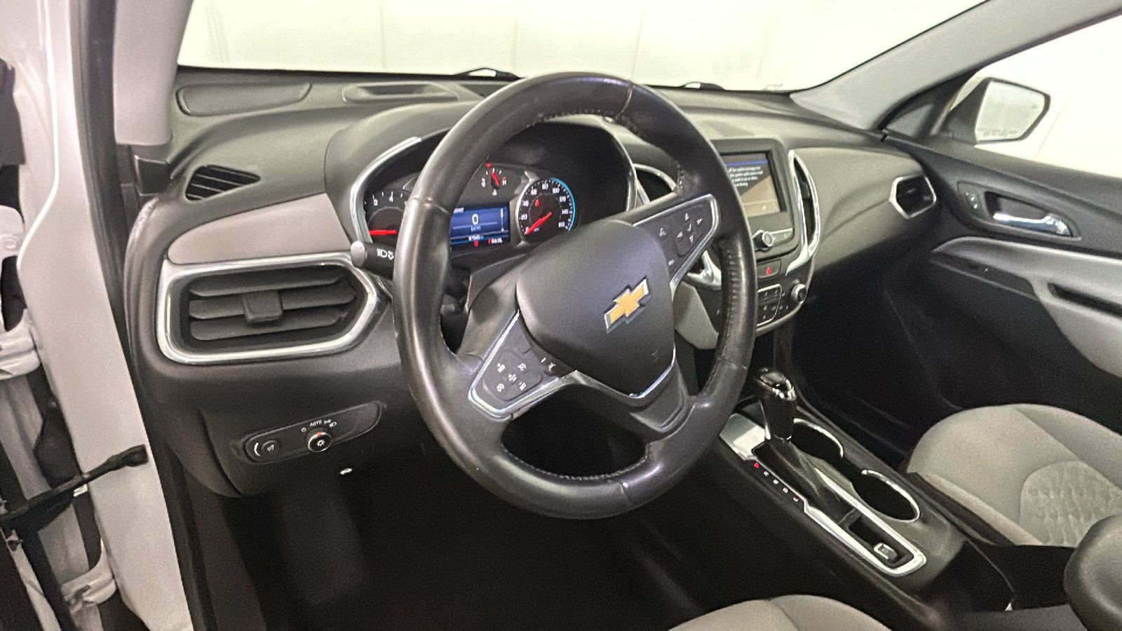 Used 2019 Chevrolet Equinox LT w/ Driver Convenience Package FWD image 17