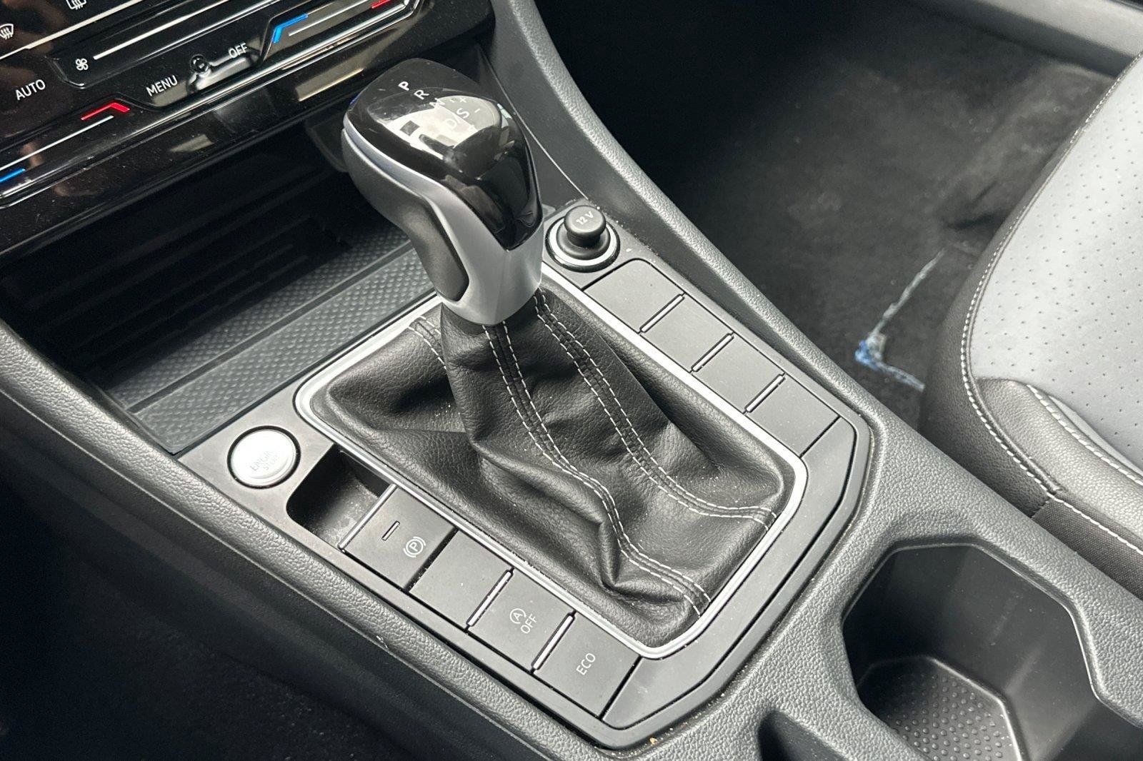 Certified 2025 Volkswagen Jetta SE FWD image 20