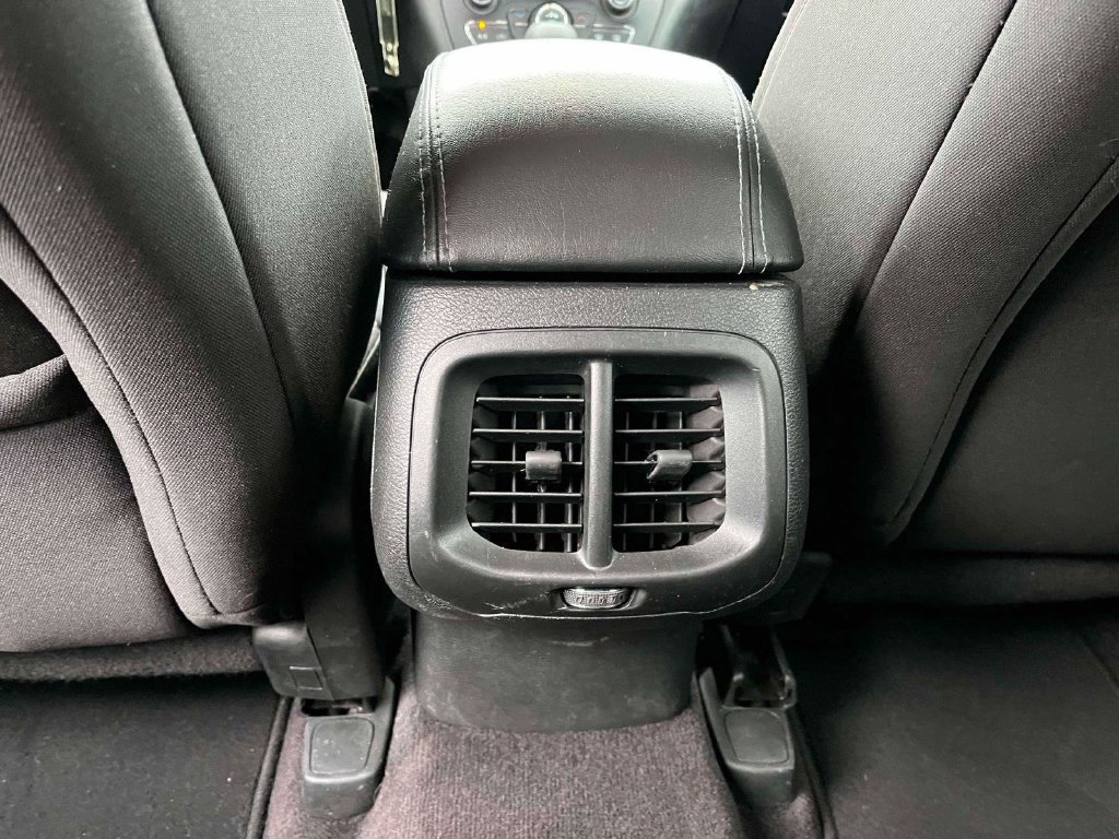 Used 2019 Jeep Cherokee Latitude w/ Popular Appearance Group FWD image 4