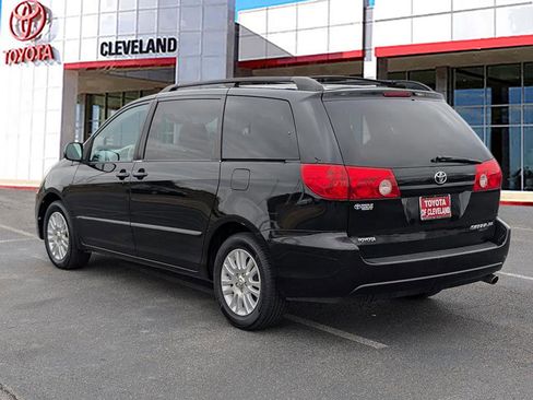 Used 2010 Toyota Sienna XLE image 7