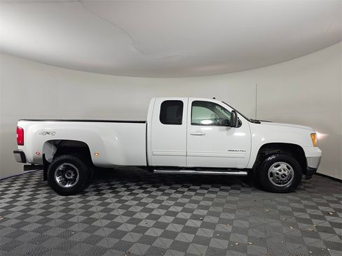 Used 2011 GMC Sierra 3500 SLT w/ SLT Convenience Package image 8