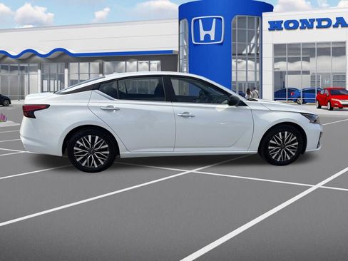 Used 2025 Nissan Altima 2.5 SV image 10