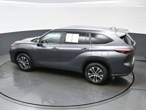 Used 2024 Toyota Highlander XLE AWD/4WD image 38