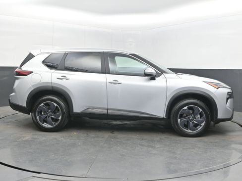 Used 2025 Nissan Rogue SV image 10