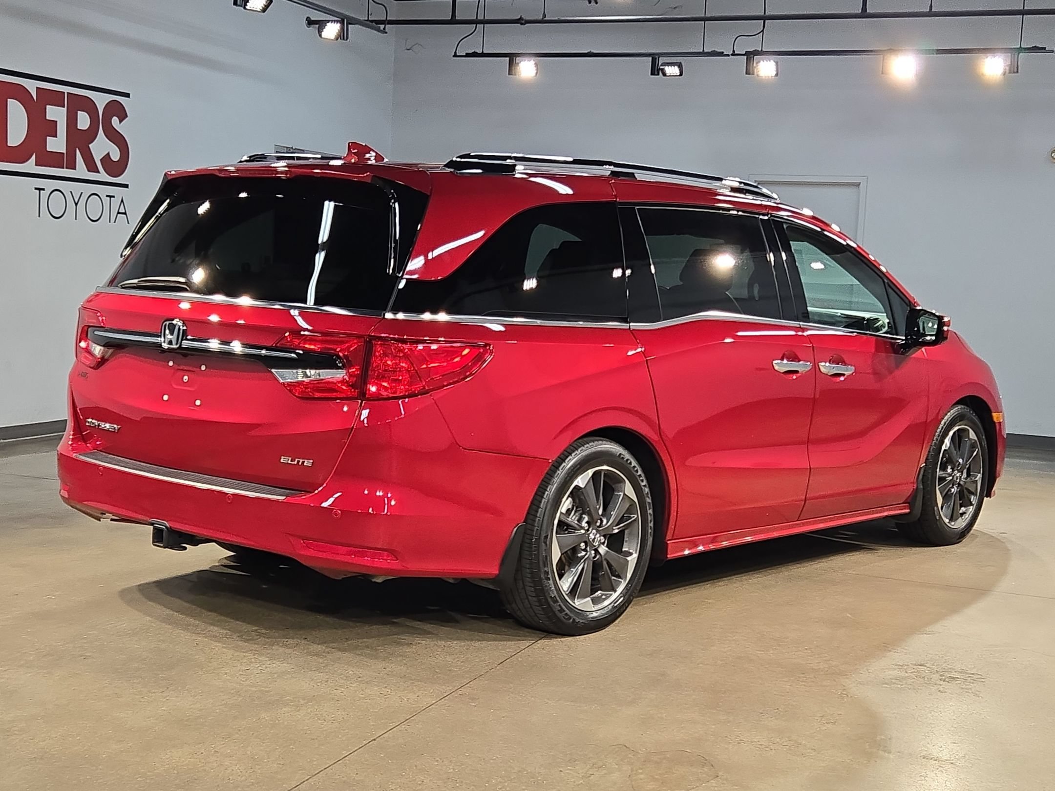 Used 2023 Honda Odyssey Elite image 7