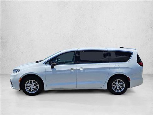Used 2025 Chrysler Pacifica Select FWD image 8
