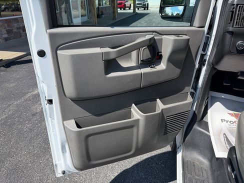 Used 2018 Chevrolet Express 2500 w/ Driver Convenience Package RWD image 13