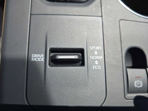 Certified 2025 Toyota Highlander XLE FWD image 34