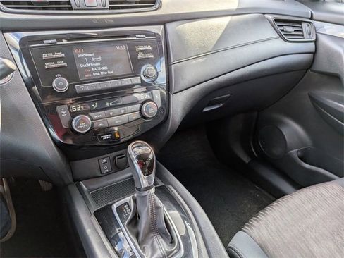 Used 2017 Nissan Rogue SV w/ SV Family Package image 23