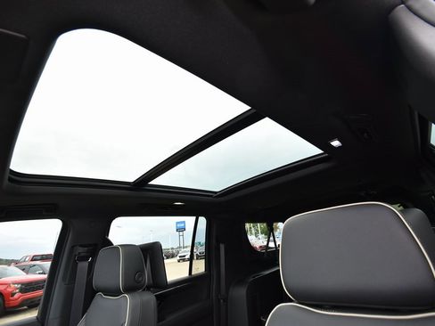 New 2026 Chevrolet Suburban Premier image 11