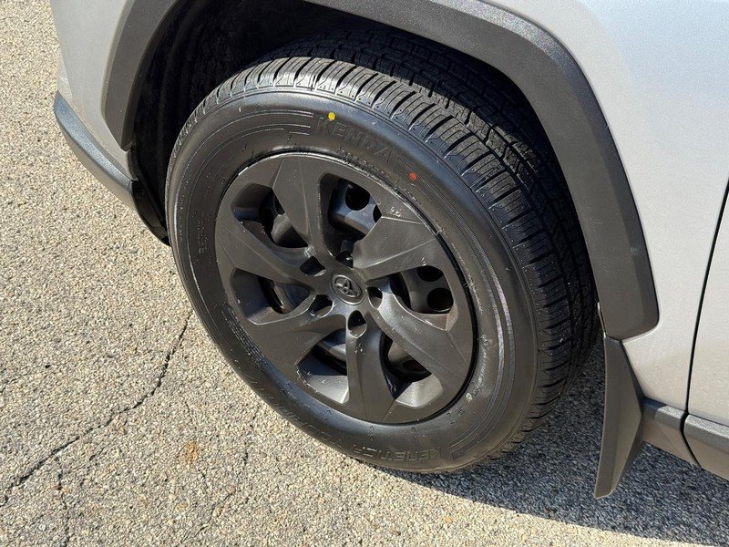 Used 2022 Toyota RAV4 LE AWD/4WD image 10