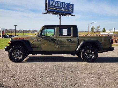 Used 2025 Jeep Gladiator Mojave w/ Convenience Group AWD/4WD image 4