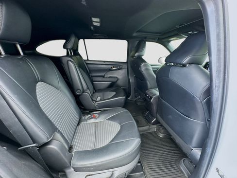 Used 2022 Toyota Highlander XSE FWD image 20