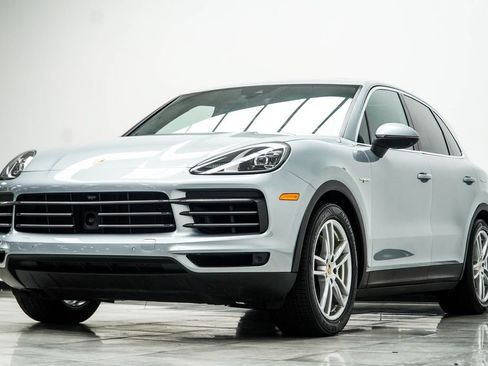 Used 2023 Porsche Cayenne w/ Premium Package AWD/4WD image 9