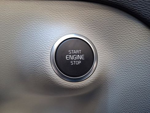 Used 2023 Volvo XC40 B5 Plus image 23