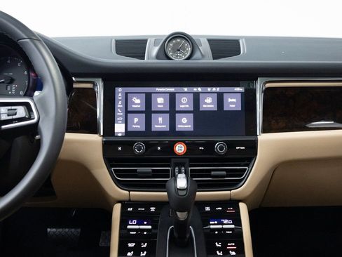 Certified 2025 Porsche Macan Base image 12