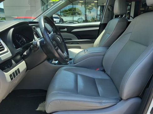 Used 2019 Toyota Highlander XLE AWD/4WD image 16