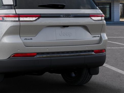 New 2025 Jeep Grand Cherokee Limited w/ Luxury Tech Group II image 39