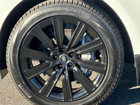 New 2025 Land Rover Range Rover SE image 13