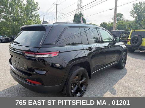 Used 2024 Jeep Grand Cherokee Altitude AWD/4WD image 8